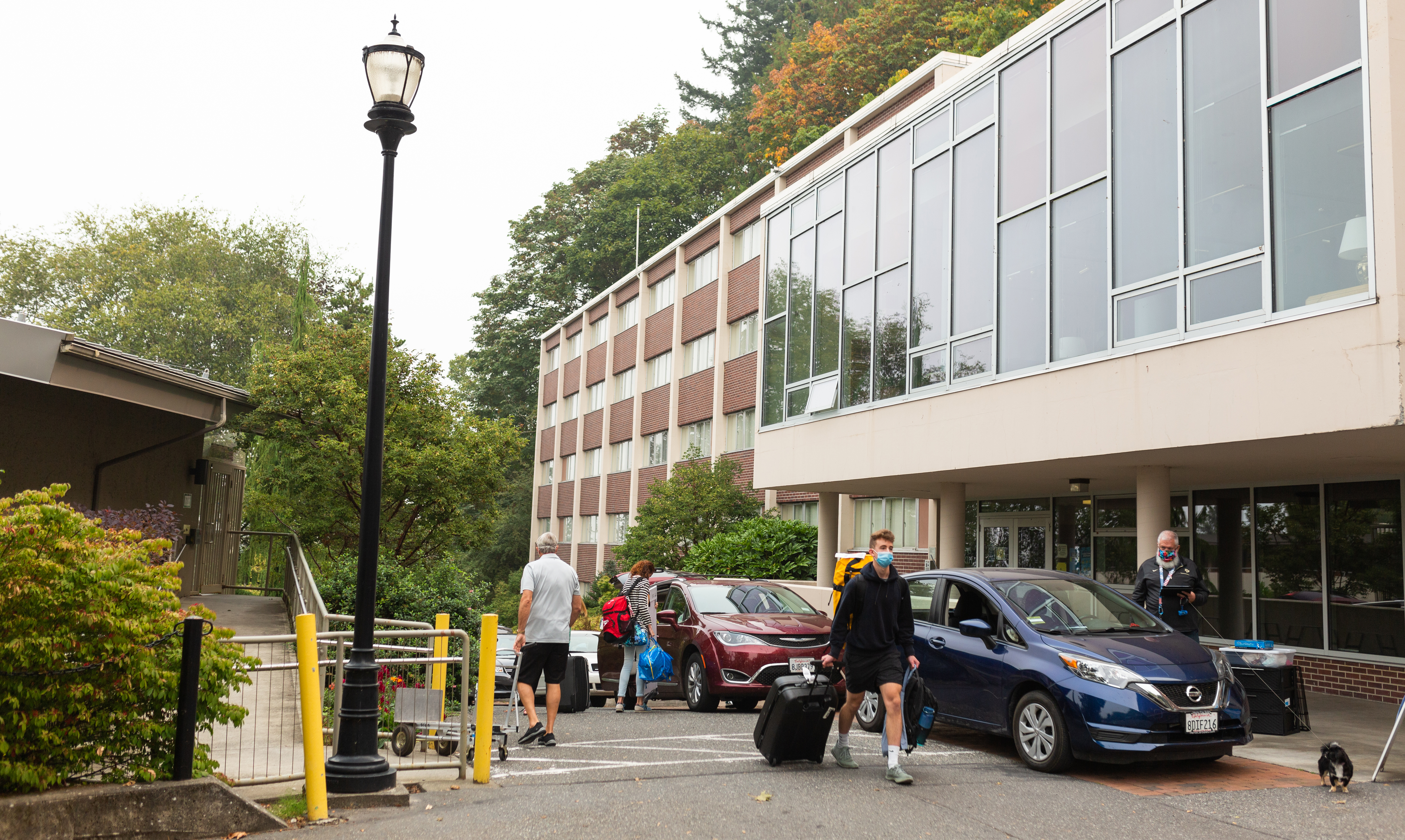 photo of students moving in to residence halls at WWU