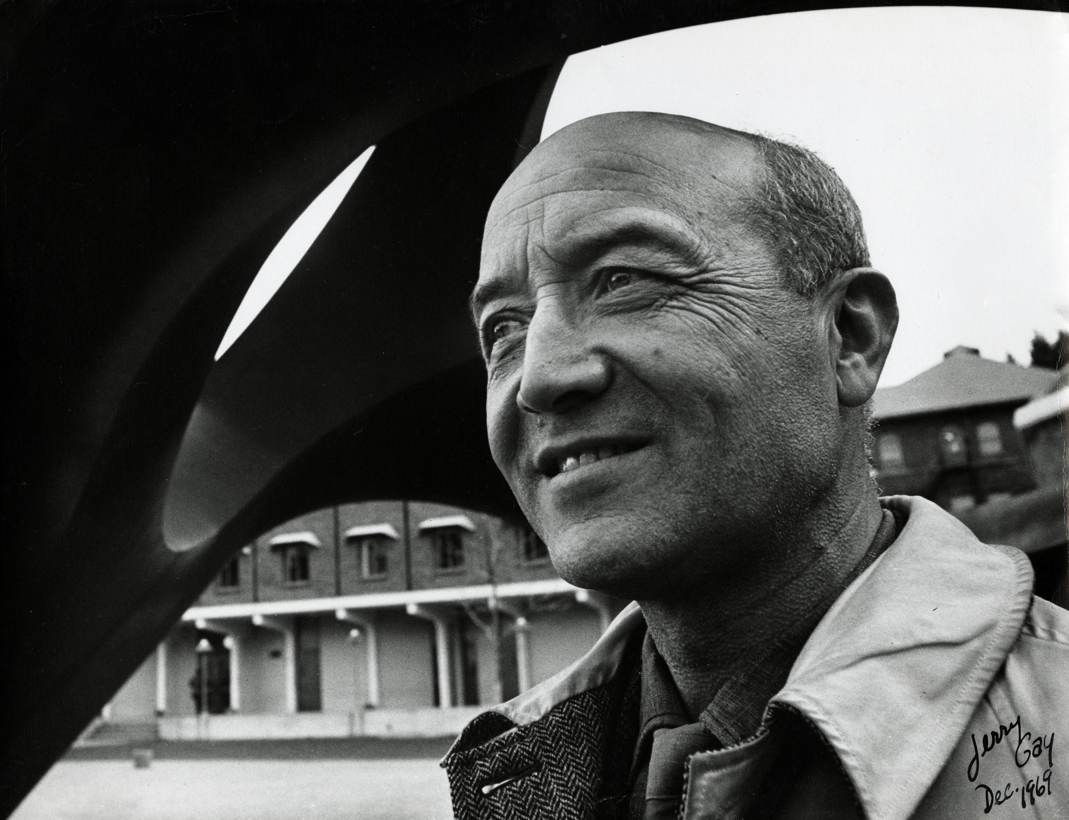  Isamu Noguchi smiles in front of Skyviewing Sculpture in 1969.